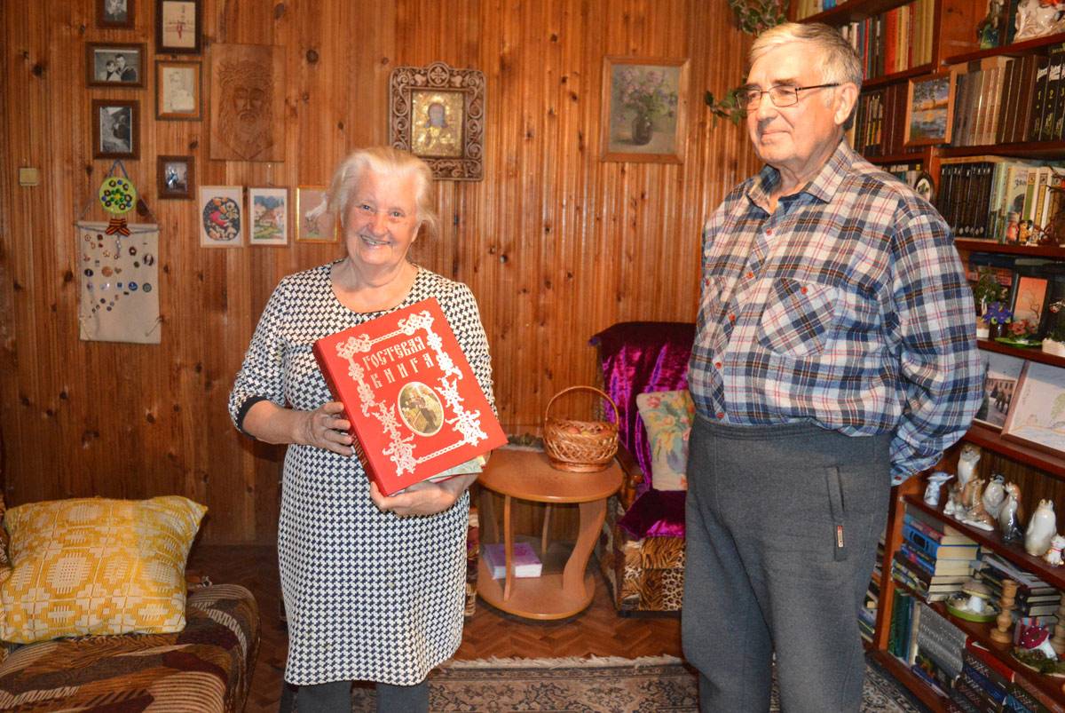 В гостевой книге Тюриных — автографы всех их друзей