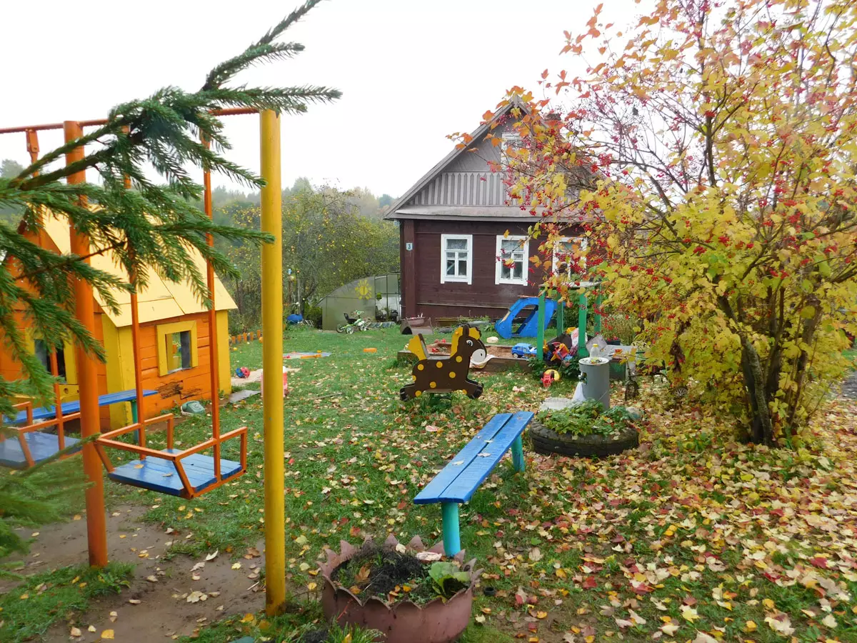 В Березееве почти нет высоких заборов, зато есть места для детских игр