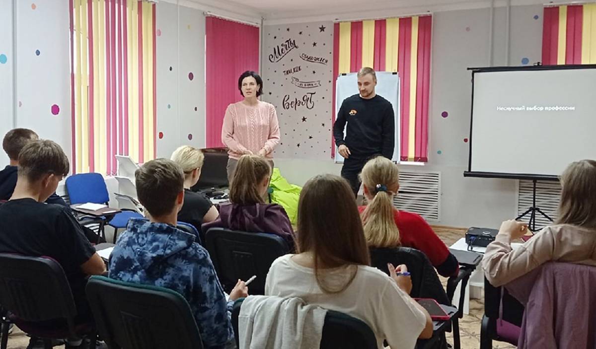Молодёжь на встрече с земляком Ростиславом Никифоровым, добившимся успеха в спорте и в жизни