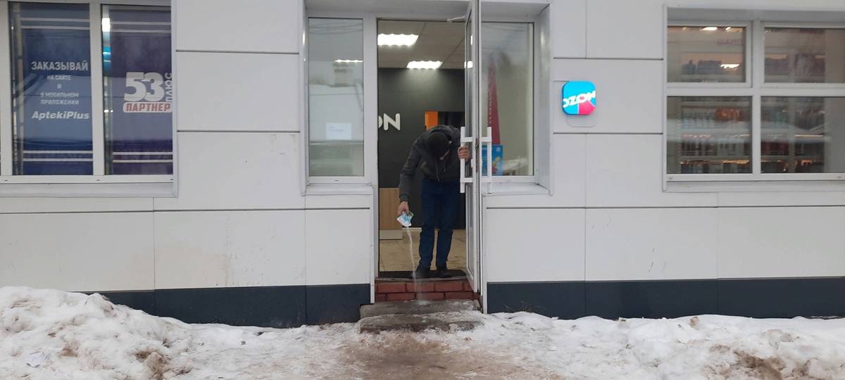 Сотрудники торговых точек обрабатывают ступеньки  противогололедной смесью