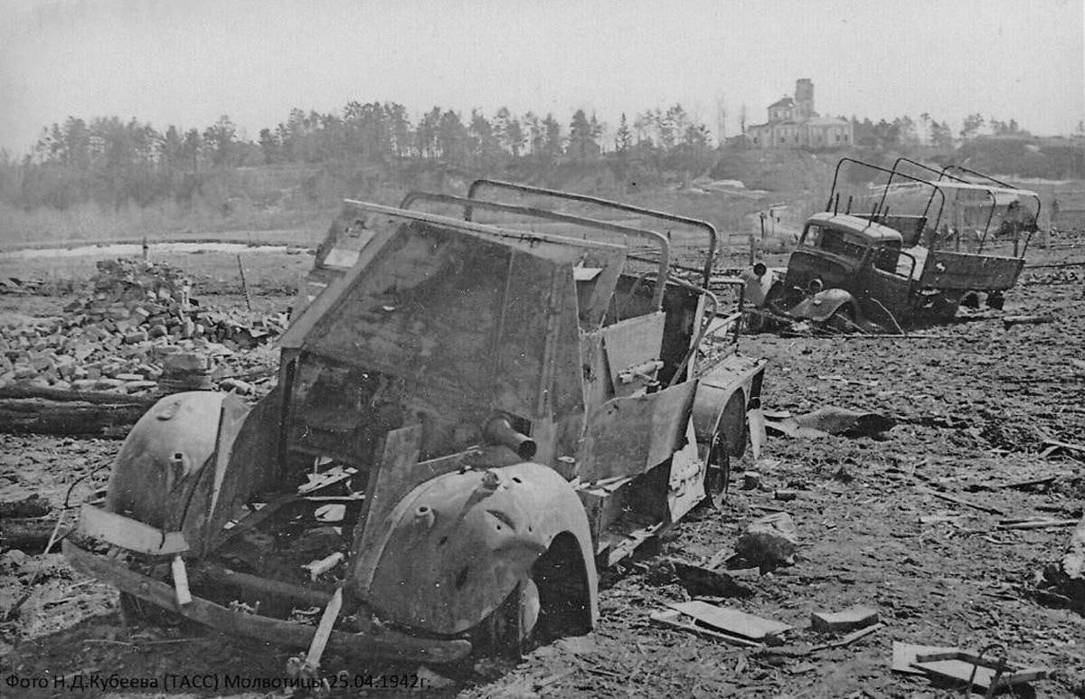 1942 год. Окраина Молвотиц. Вдали — церковь