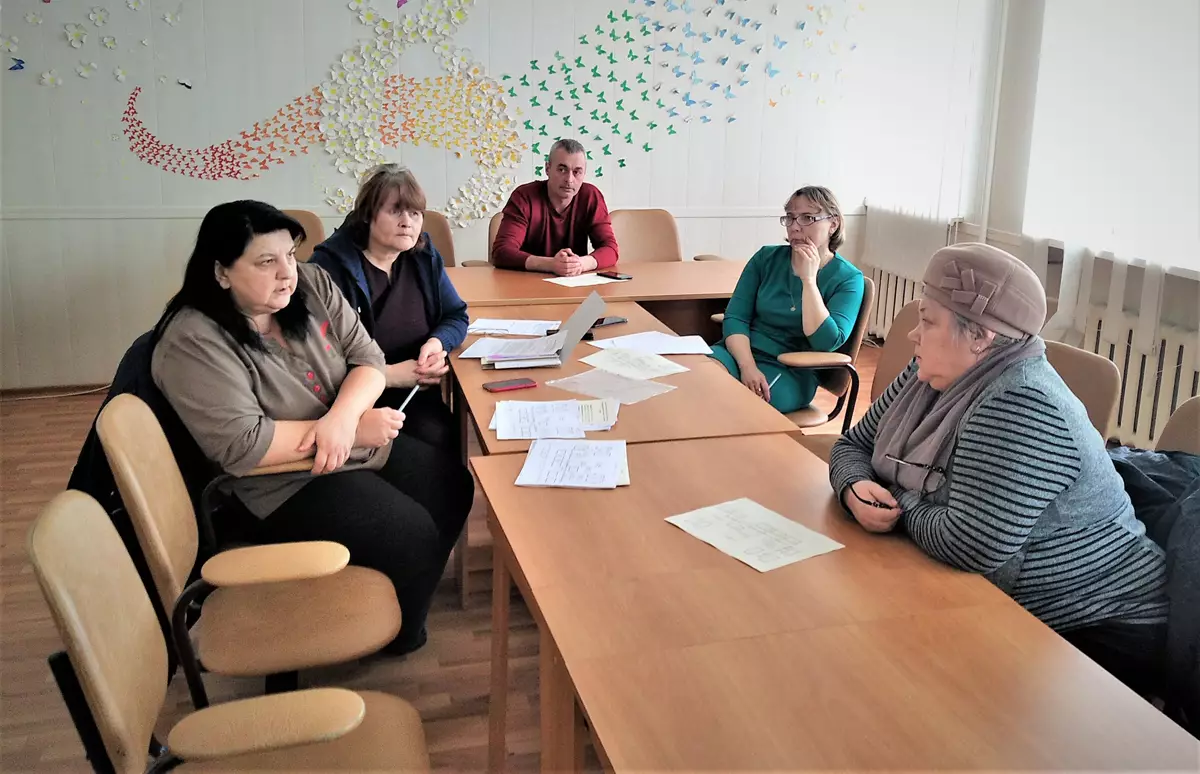 Елена Качанович и работники ЖКХ объясняют условия подключения водопровода