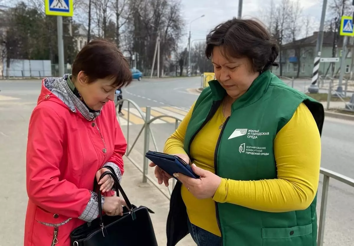 Волонтёр Светлана Соломонова помогает жителям сделать выбор