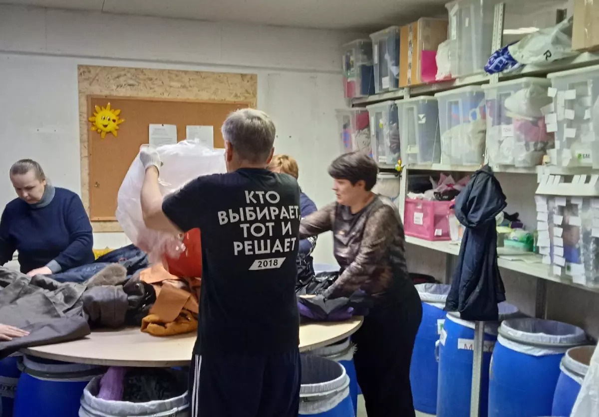 Процесс сортировки вещей, переданных москвичами  в фонд «Второе дыхание»: хорошая одежда потом будет передана нуждающимся гражданам, заношенная —  пойдёт в переработку