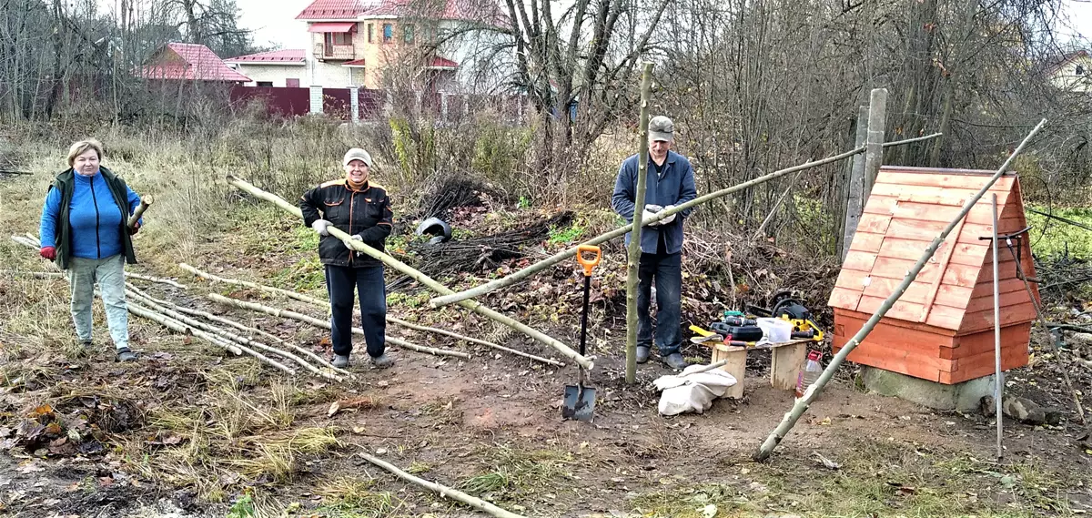 Анна Липатова, Ольга Горбачёва, Владимир Липатов благоустраивают пустырь около колодца