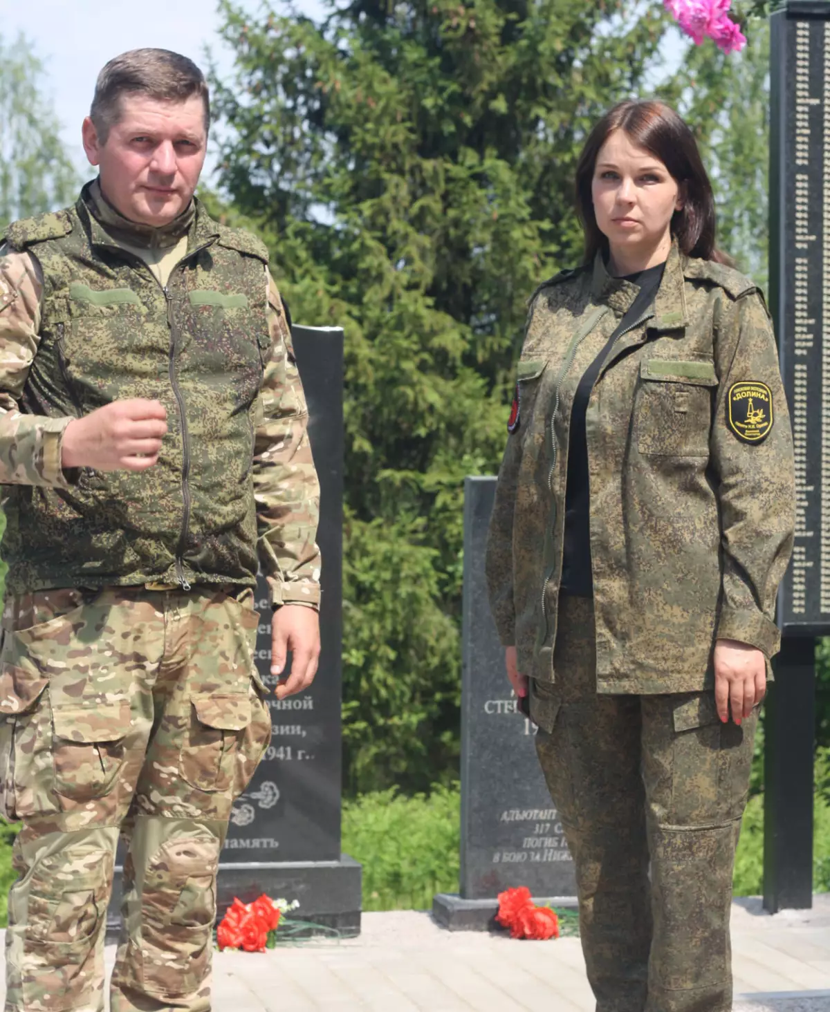 Александр Алтухов (слева)  на открытии реконструированного воинского захоронения в Верхнем Заозерье, 22 июня 2023 г.