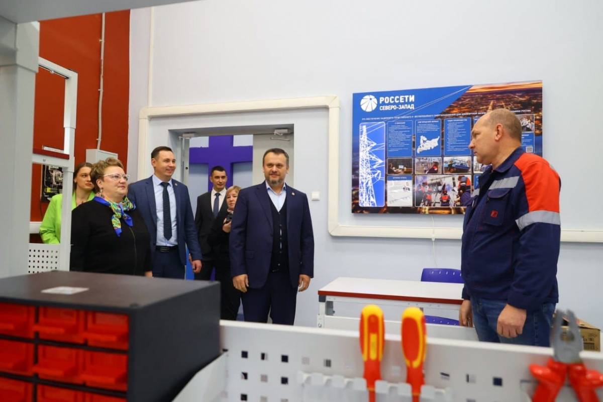 Глава региона Андрей Никитин в Чудовском техникуме. Октябрь 2023 года