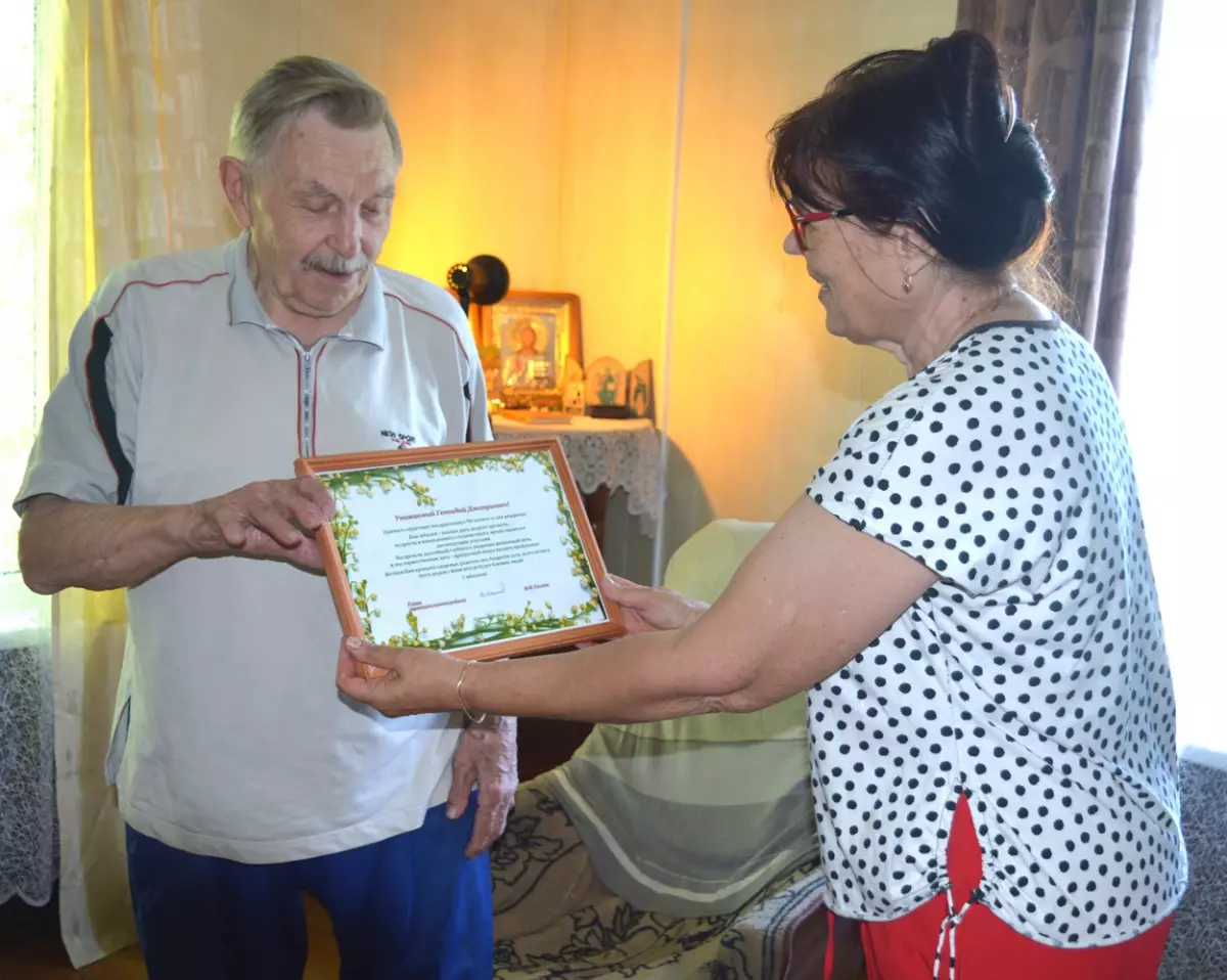 Долгожителя Геннадия Никонова поздравляет с 90‑летием Римма Кузнецова