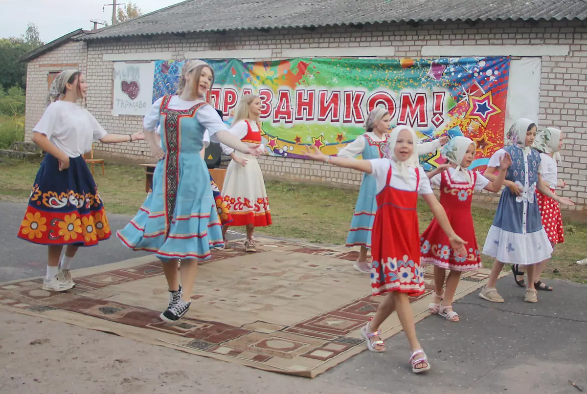 Местные ребятишки и съехавшиеся на каникулы внуки тарасовцев с удовольствием участвуют в именинах деревни