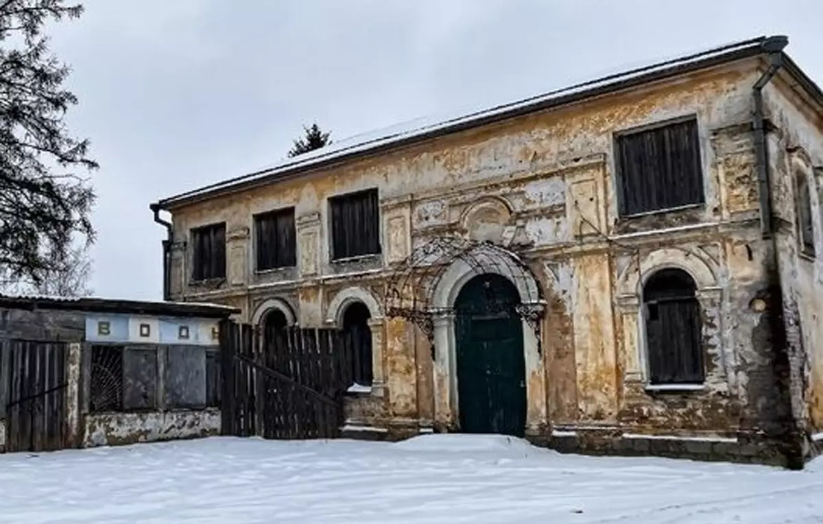 Здание долгое время ветшало и разрушалось