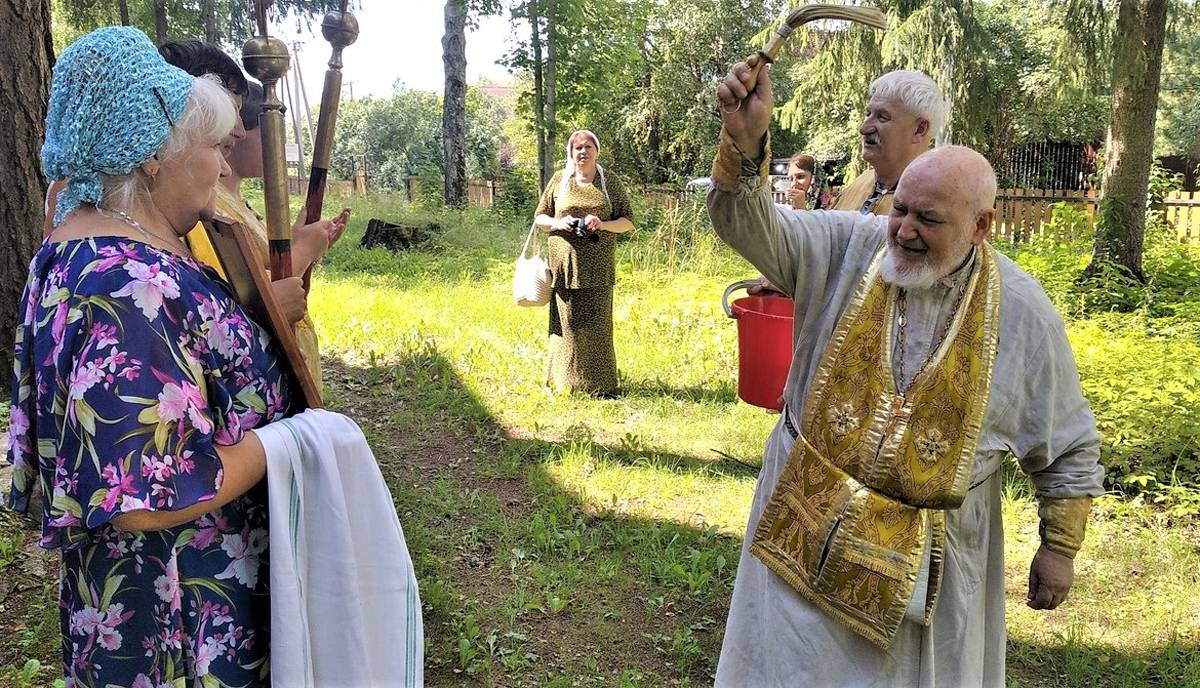 Николай Епишев во время крестного хода около велебицкого храма