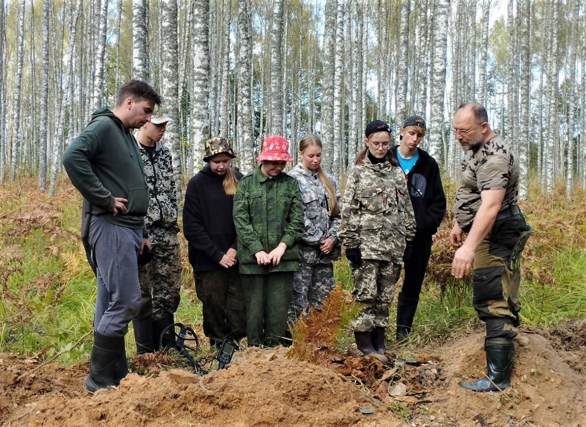Игорь Неофитов общается со школьниками в урочище Надеевка