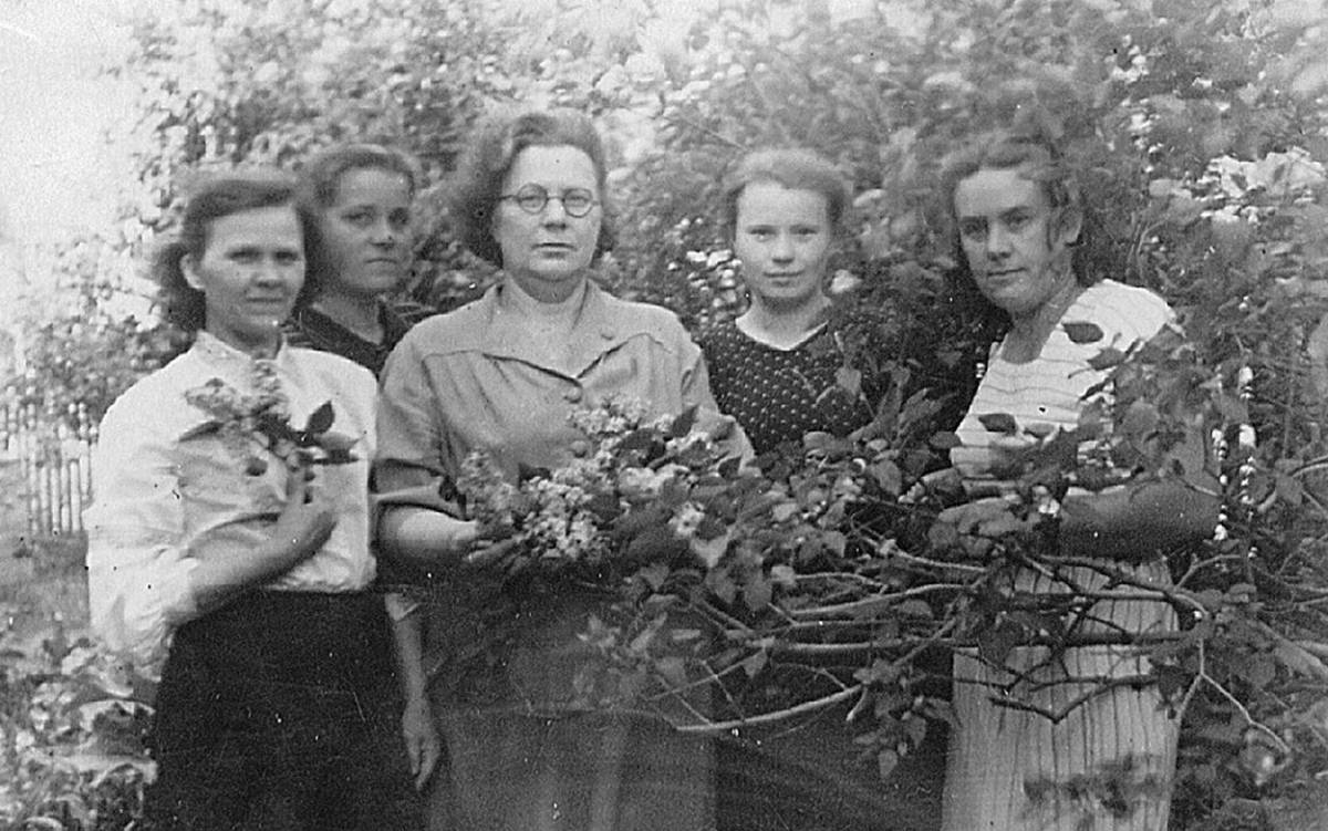 Редактор «Мошенского колхозника» Варвара Фёдоровна Боярская (в центре)  с сотрудницами газеты (слева направо) Юшковой Еленой Селиверстовной, Богдановой Татьяной Фёдоровной, Гарновской Ритой Николаевной, Симоновой Ириной Алексеевной