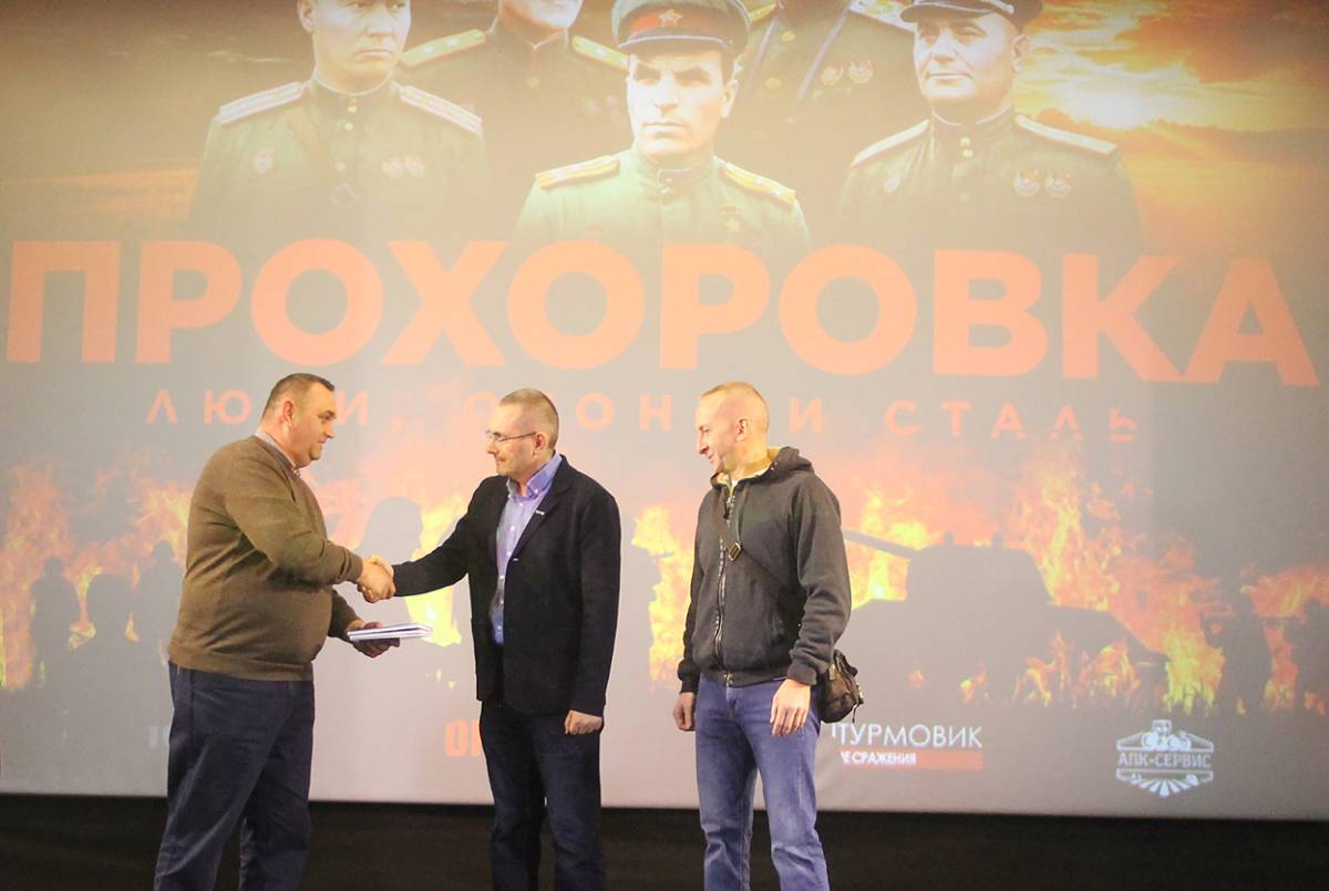 Глава округа Андрей Сапогов поблагодарил за работу режиссёра фильма Владимира Морозова и менеджера Дмитрия Леонова и вручил книги о Демянском крае
