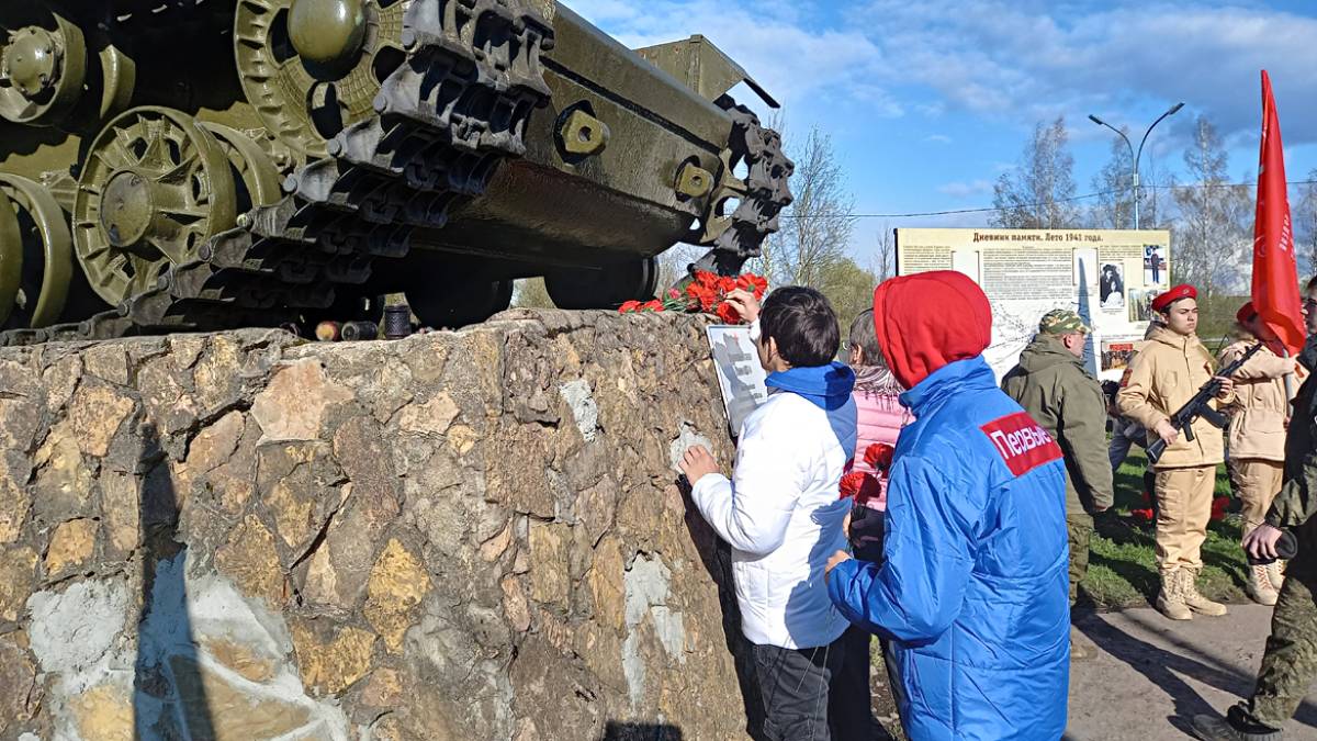 Цветы защитникам Отечества от благодарных потомков
