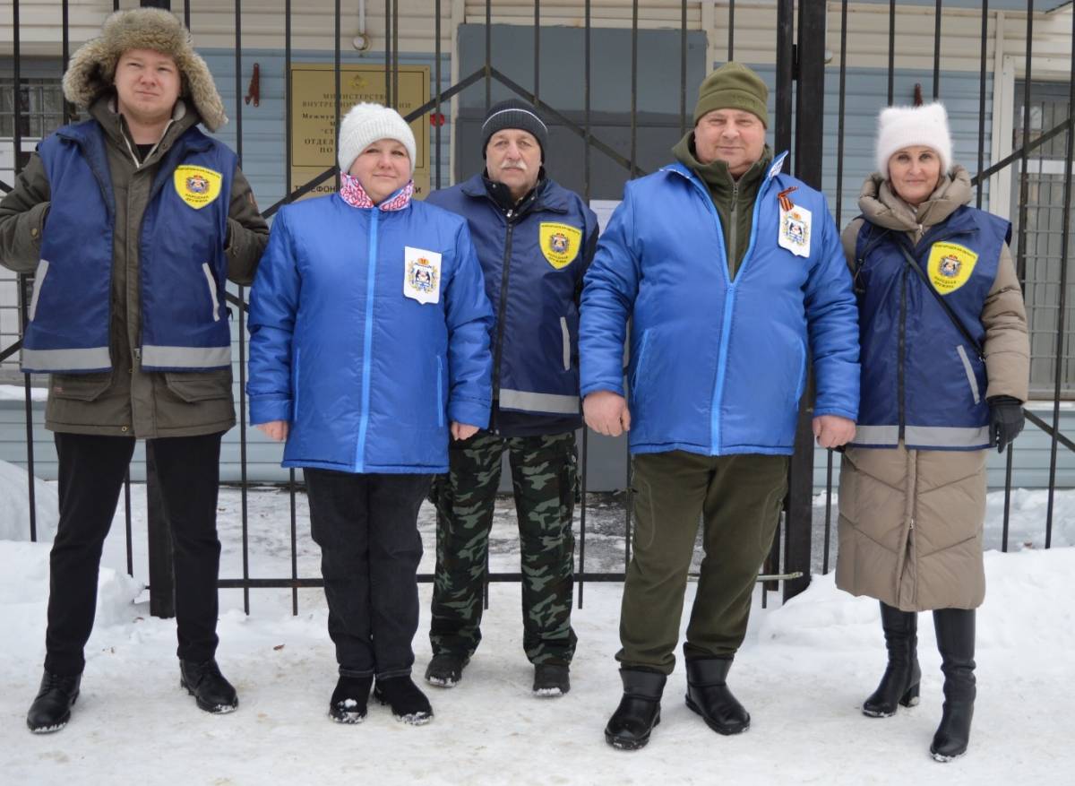 Люди с красными повязками