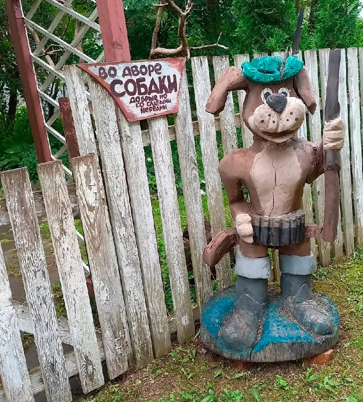 Житель любытинской деревни Дрегли вырезает деревянные фигуры сказочных персонажей бензопилой