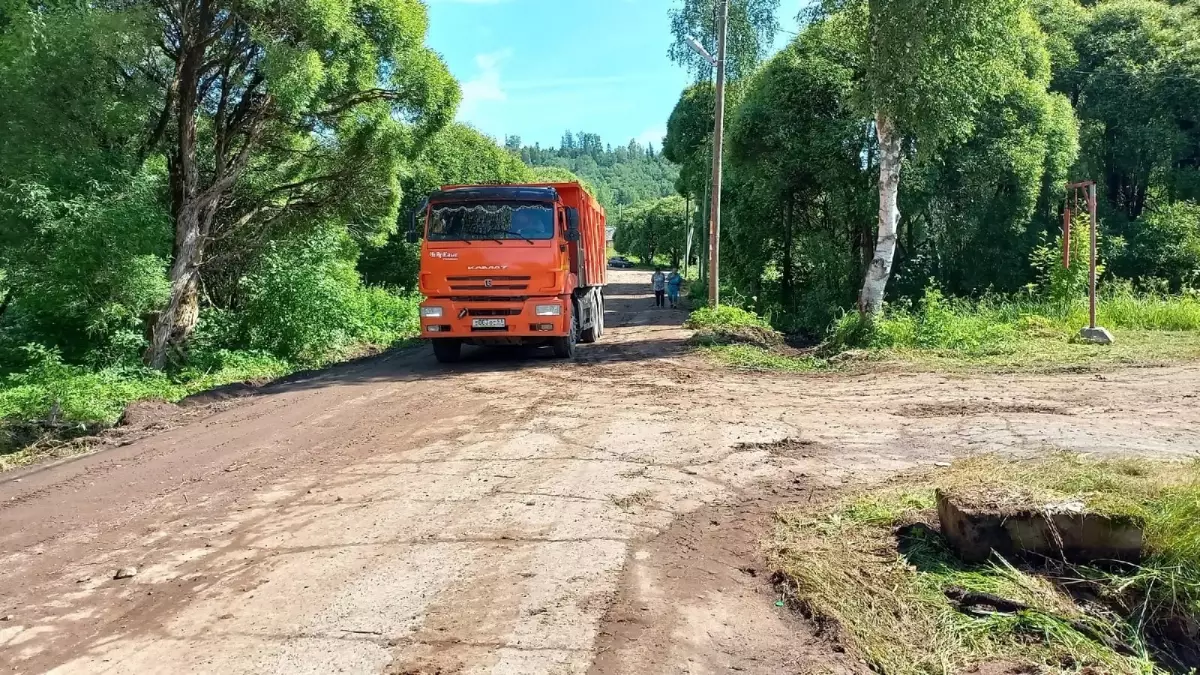 На одной из центральных улиц деревни Шереховичи Любытинского района  ремонтируют дорогу