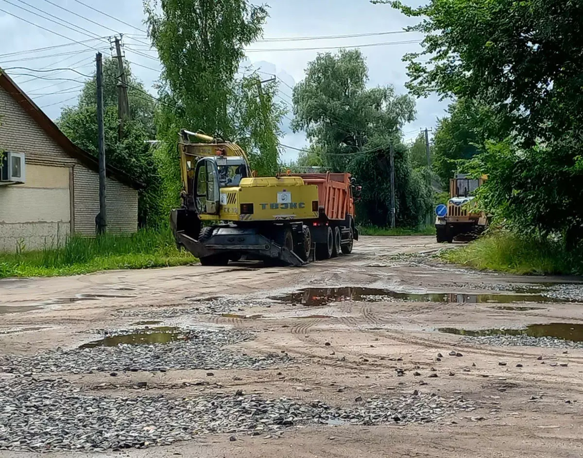 В Волоте начали ремонтировать внутрипоселковые дороги