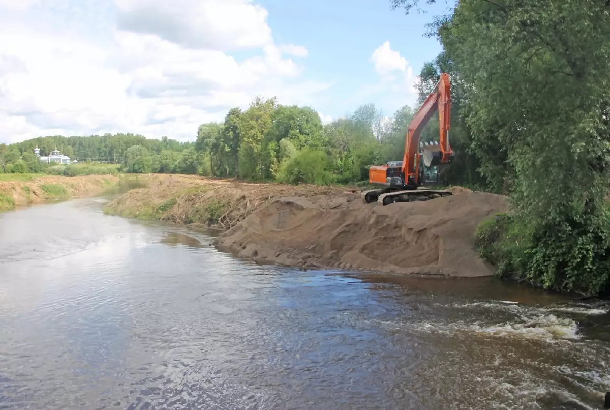 В Демянске продолжаются работы по расчистке реки Явонь
