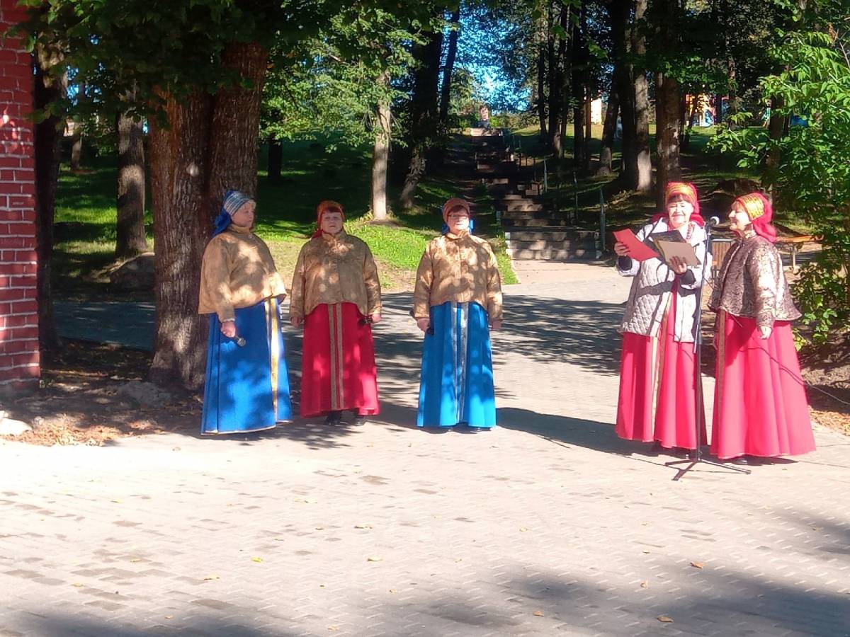 В Крестцах завершен I этап работ по благоустройству Летнего сада