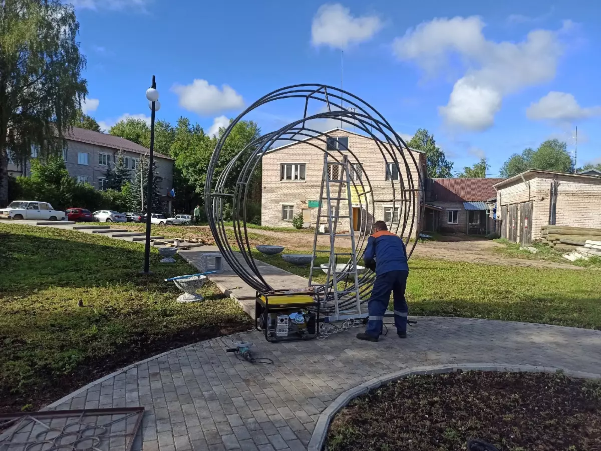 В центре будущего сквера с помощью местных специалистов ТК «Новгородская» смонтирована металлическая арка в виде переплетающихся колец.
