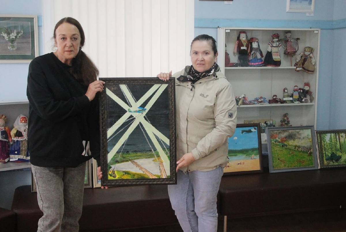 Дочь Юрия Романова передаёт картины отца директору Центра Марии Пустоваловой