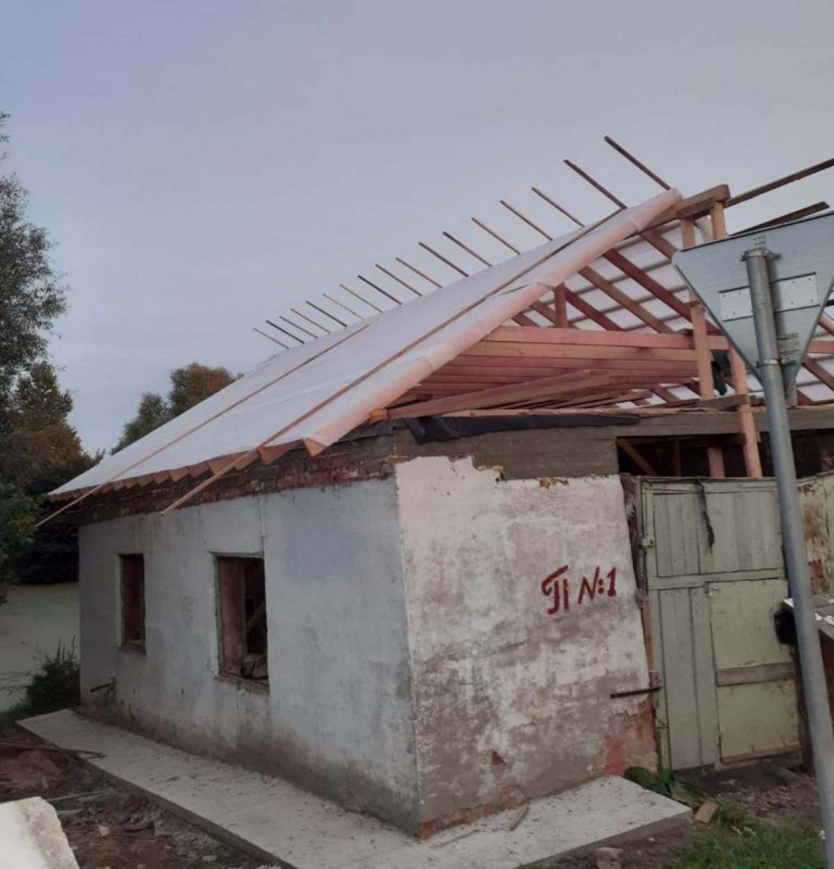 В деревне Холынья Новгородского района идёт ремонт пожарного депо