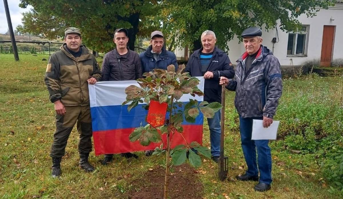 Солецкие ветераны боевых действий  посадили в память о сослуживце именной каштан