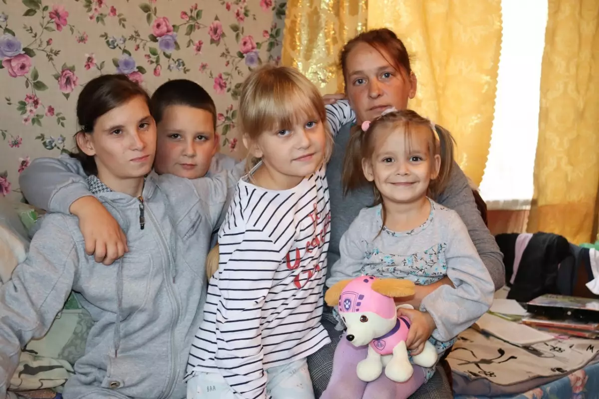 Многодетной семье из Сольцов помогли после пожара, уничтожившего всё имущество