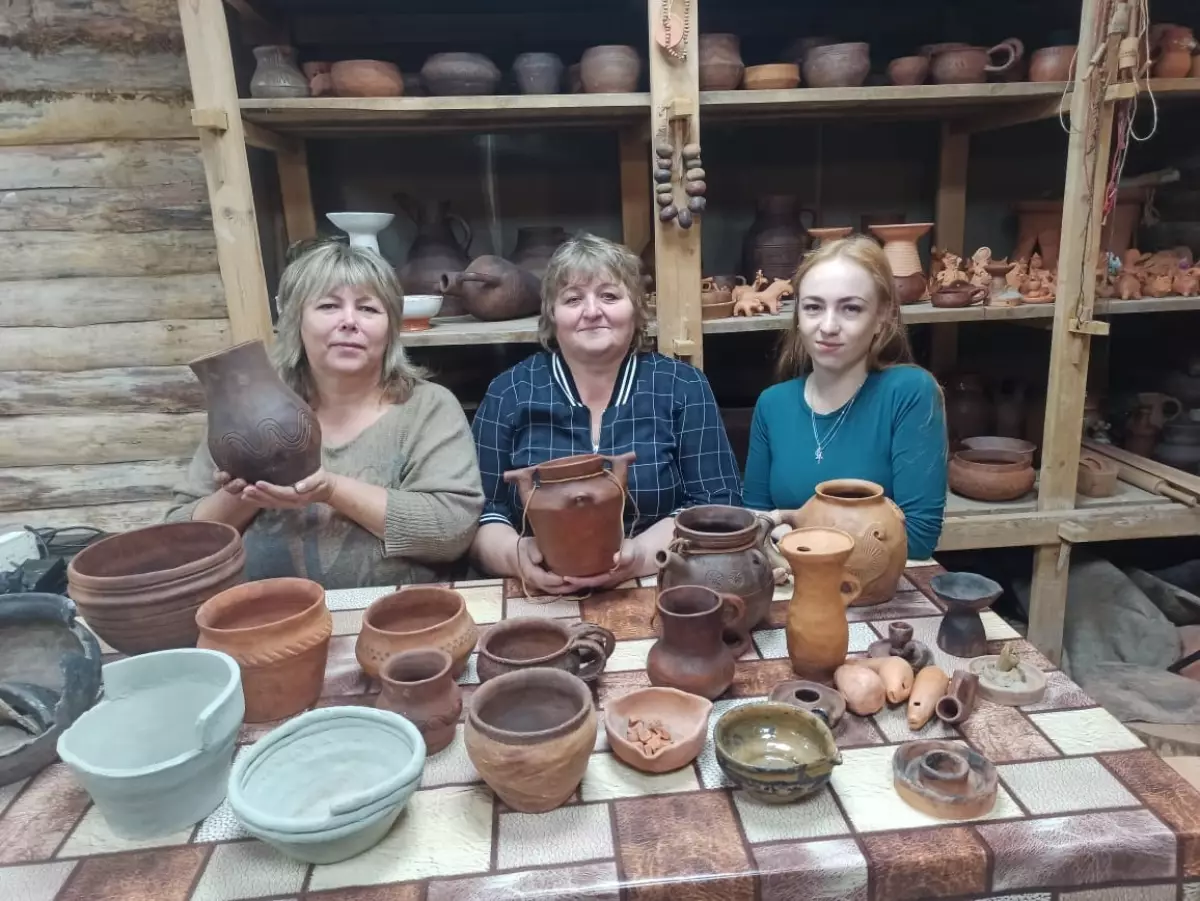 В деревне Старое Ракомо Новгородского района готовят к открытию семейную гончарную мастерскую