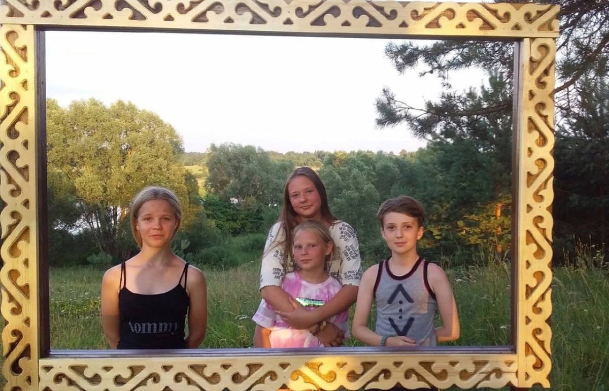Официальная селфи-точка в деревне Песочки в Солецком районе. Расположена она около памятного знака «Здесь жил и творил великий русский писатель М. М. Пришвин 1910-1916 гг».