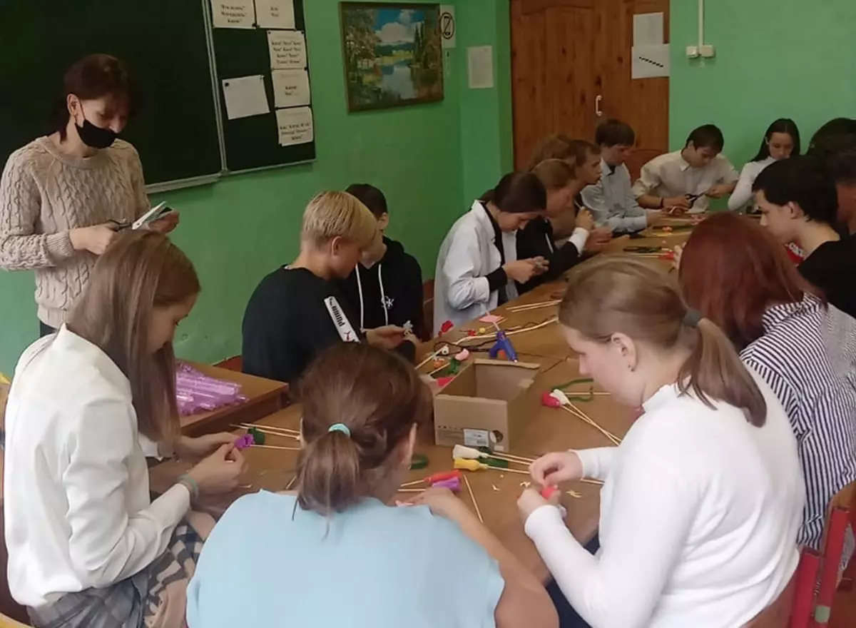 Марёвские школьники передали сувениры и рисунки ветеранам, Комплексного Центра социального обслуживания населения