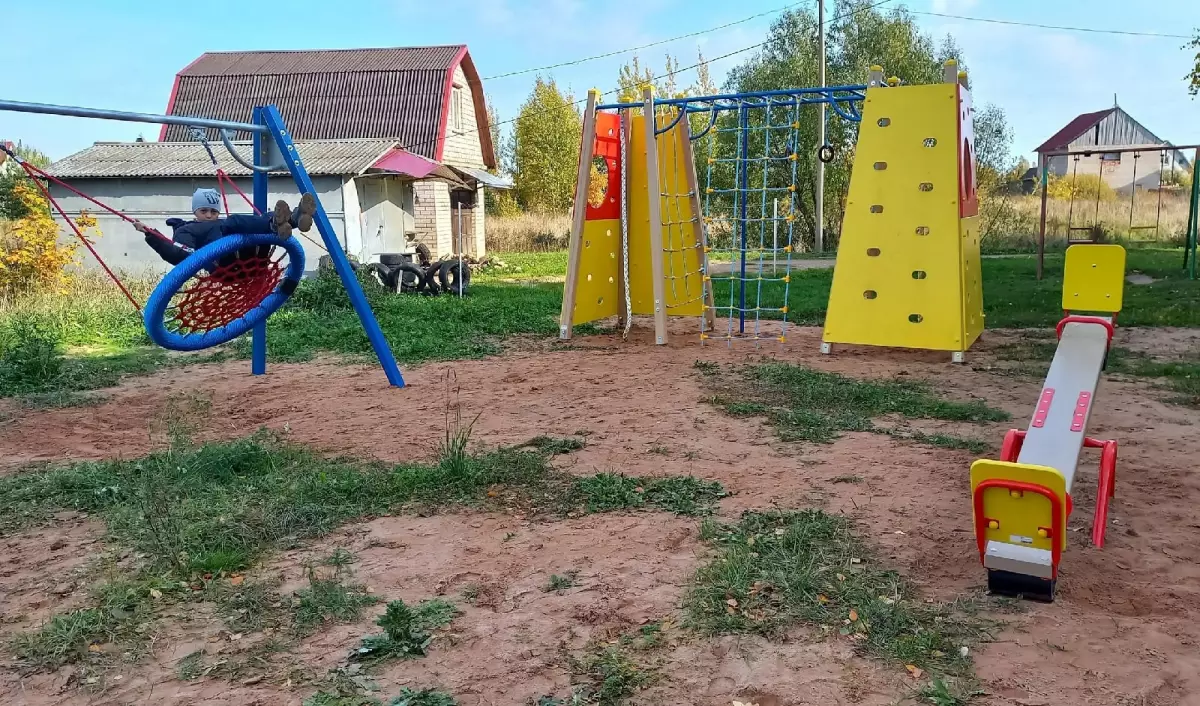 В Шимске мужчина на собственные средства установил детскую площадку в память о своей маме