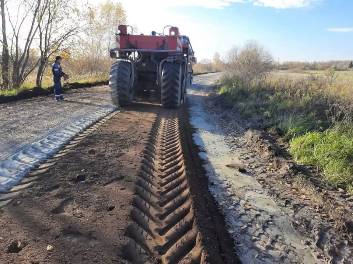 В Старорусском районе продолжается восстановление региональных дорог
