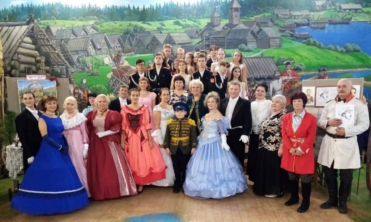 В сельском Доме культуры деревни Дуброво  Солецкого округа  дали «Лермонтовский бал»