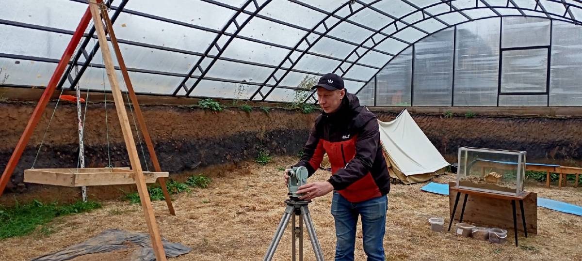 Учебный раскоп максимально приближен к настоящему. Здесь можно круглогодично проводить занятия.
