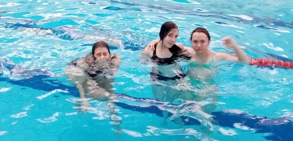 «Самый лучший день» любытинские школьники провели в аквапарке в Боровичах