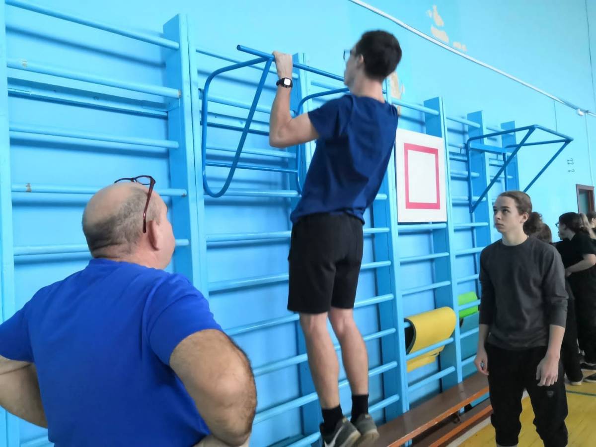 Парфинские школьники выполнили упражнения комплекса ГТО