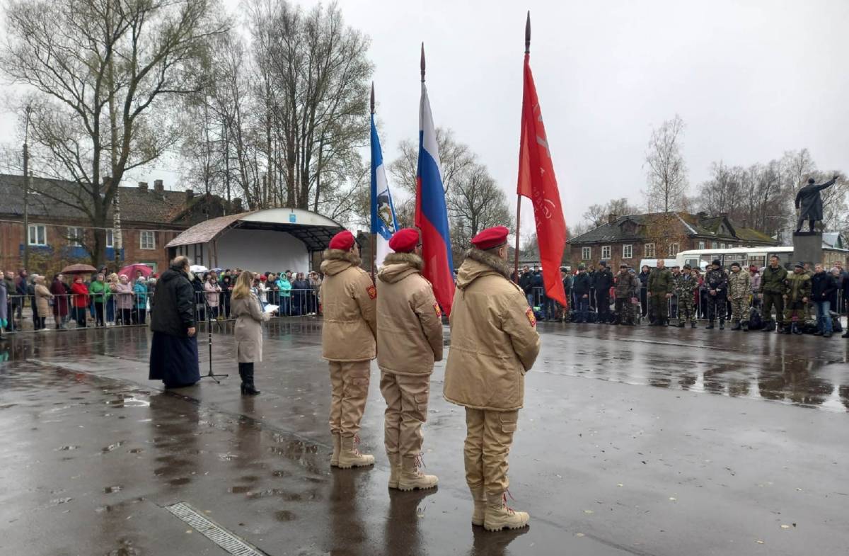 В посёлке Парфино состоялись проводы жителей поселка, призванных на военную службу в рамках частичной мобилизации