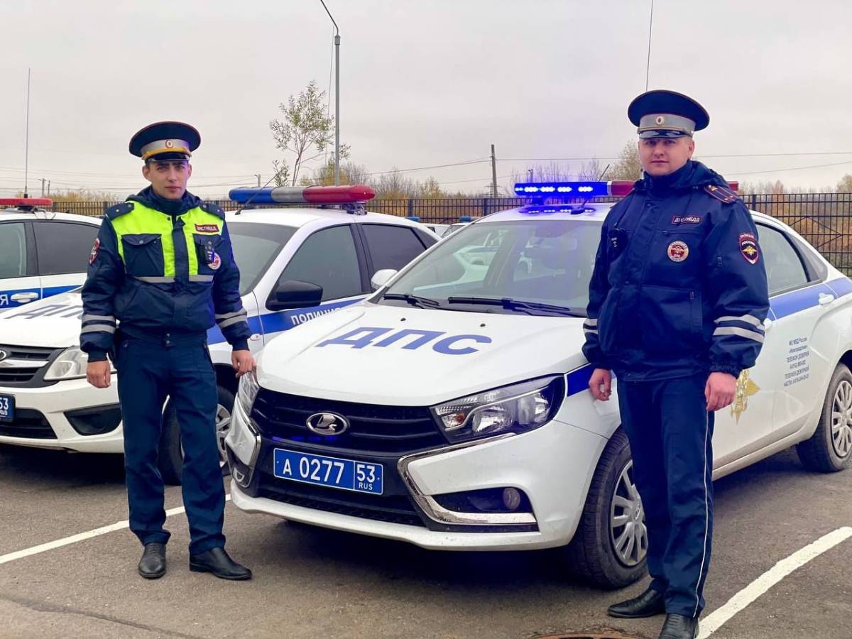 Автоинспекторы Новгородского района вывели из леса заблудившихся грибников