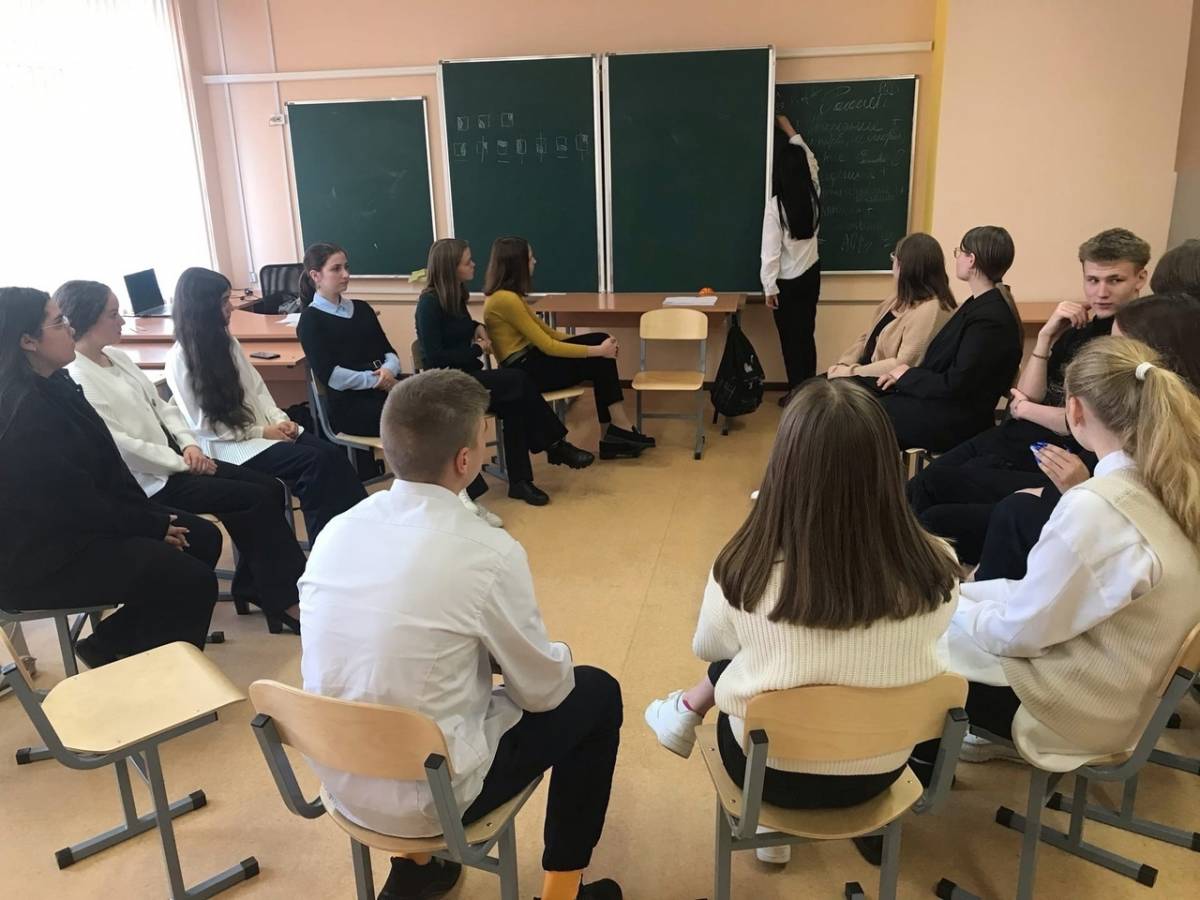 Десятиклассники окуловской школы №1 на занятии по психологии общения.
