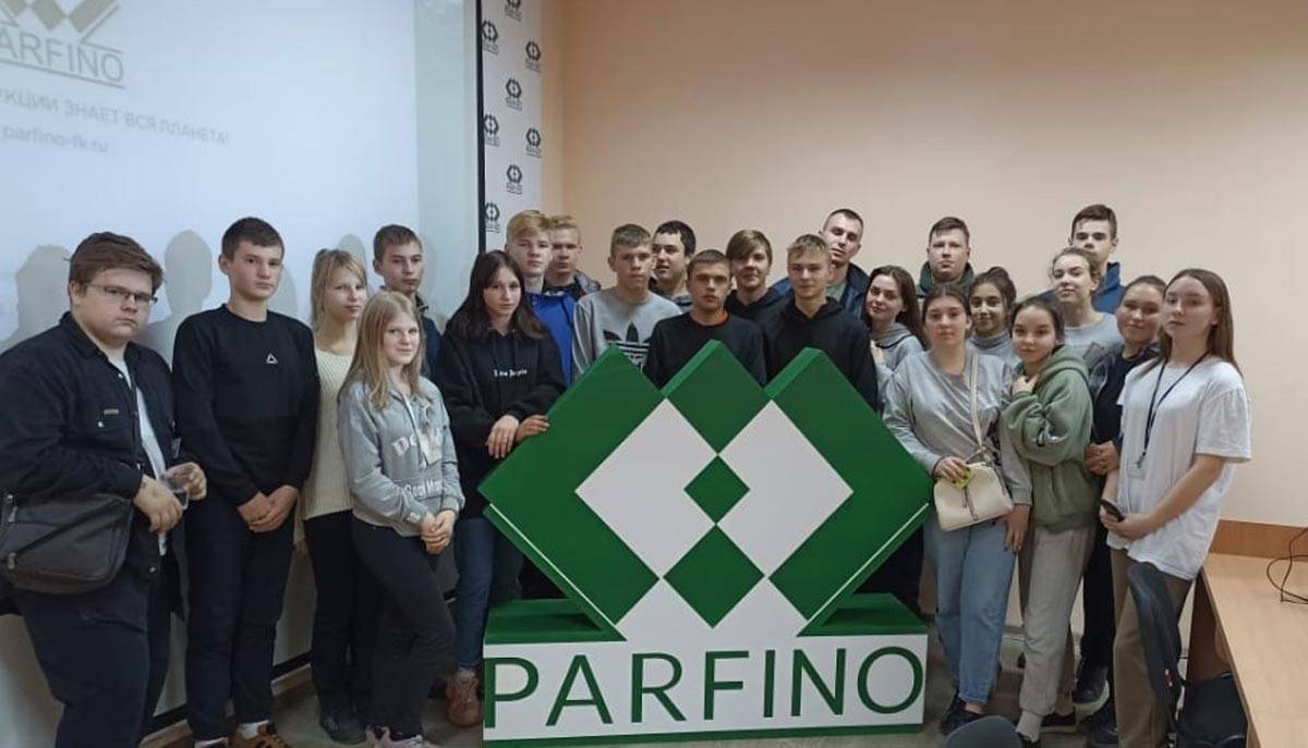 Школьники из деревни Федорково познакомились с работой Парфинского фанерного комбината