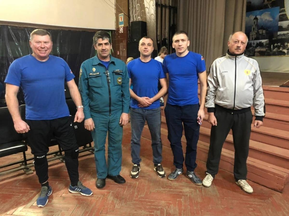 На фото команда  ФГКУ "14 пожарная часть ФПС по Новгородской области"