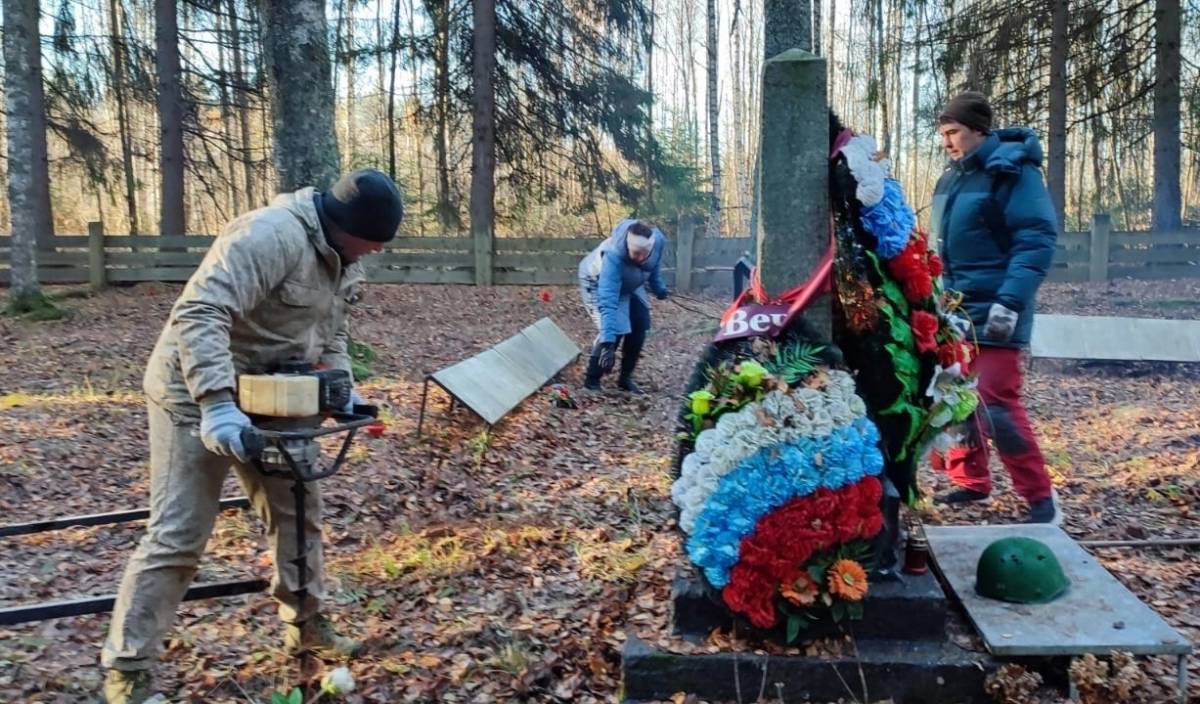 На двух отдаленных воинских захоронениях Новгородского района установили мемориальные знаки с именами павших бойцов