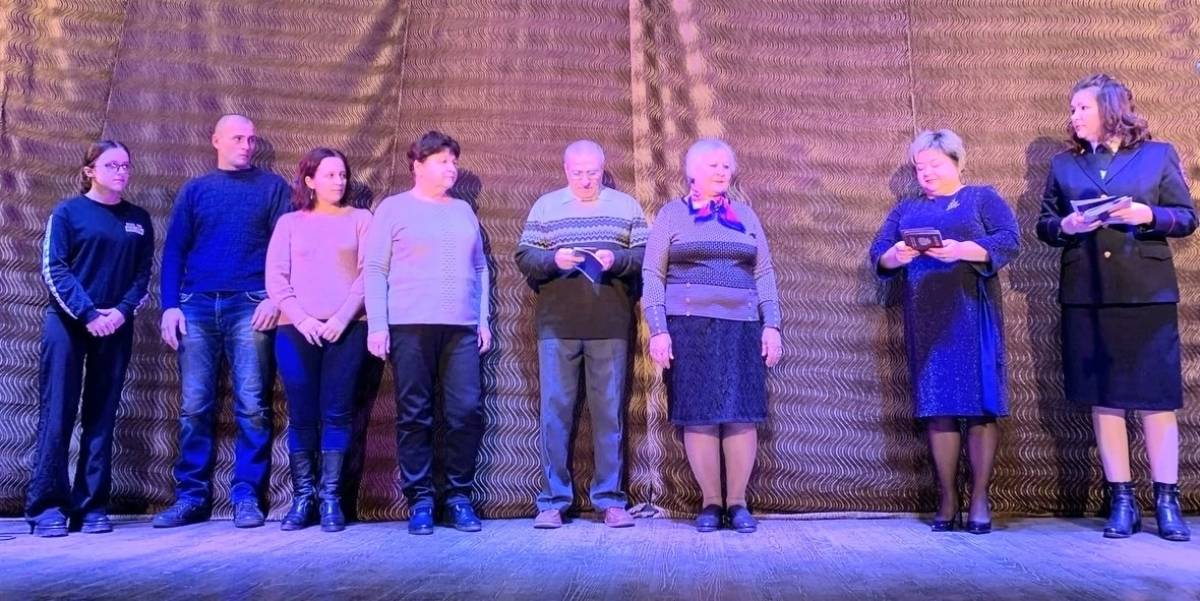 В Сольцах  жителям Донецкой и Луганской народных республик торжественно вручили паспорта гражданина РФ