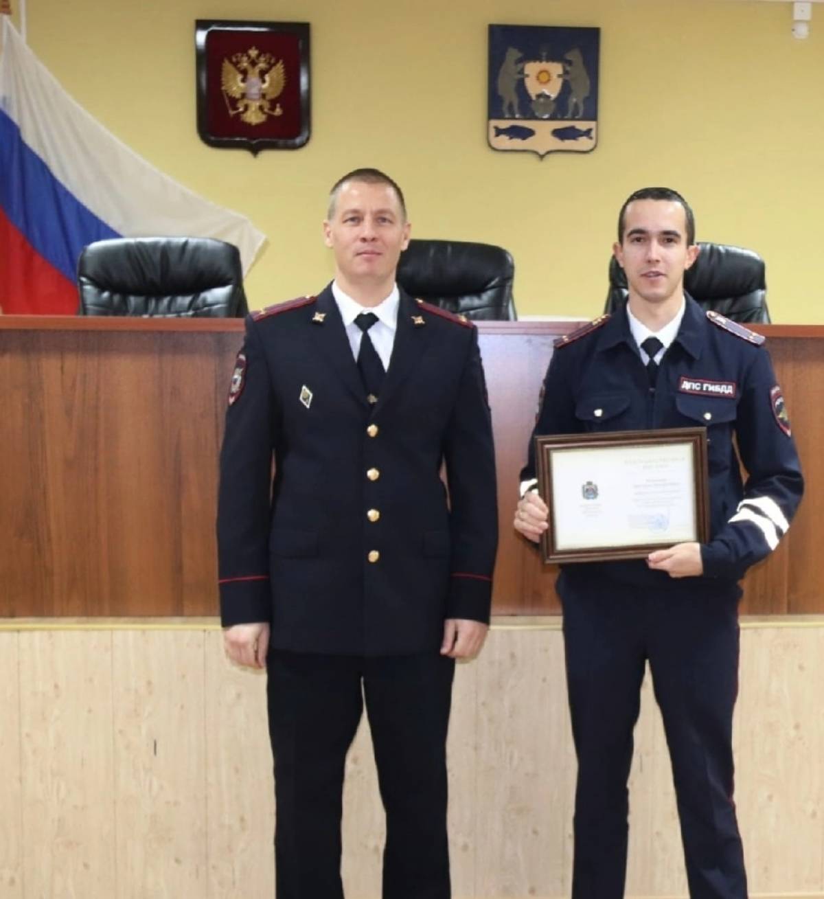 Полицейские Новгородского района в профессиональный праздник получили ведомственные награды и первые офицерские звания