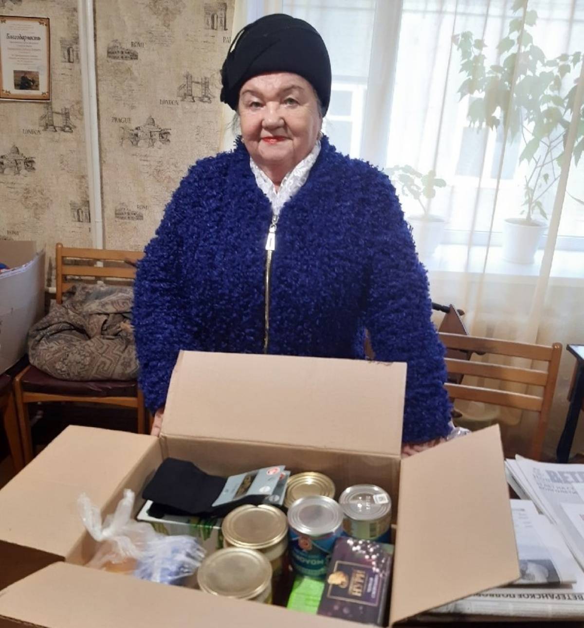 Активист ветеранского движения Ириада Косцова в первый день работы пункта приёма «Всё для победы»