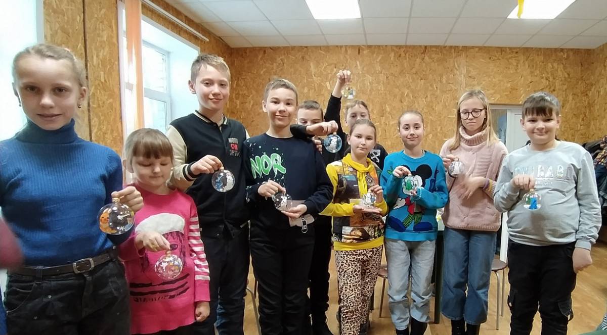 Парфинские школьники узнали, где живет новогоднее настроение и мастерили елочные игрушки