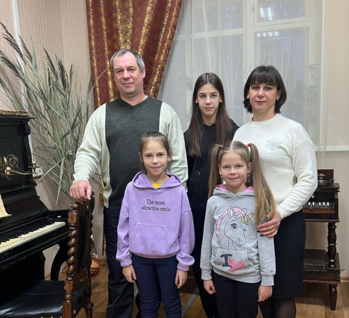 Жительнице Окуловки Наталье Суходановой вручили почётный Диплом многодетной матери